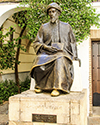 Statue of Maimónides seated on his tomb